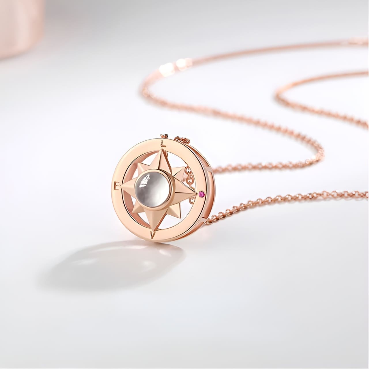 KİŞİYE ÖZEL PUSULA ŞEKLİNDE PROJEKSİYON FOTOĞRAFLI KOLYE Rose Gold