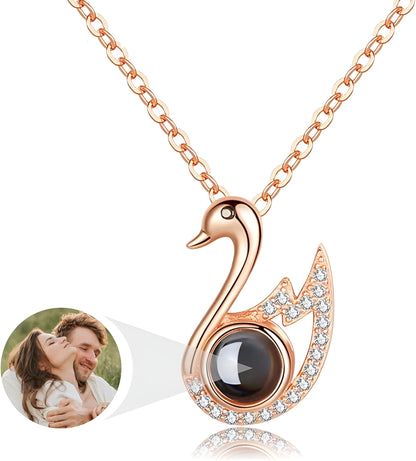 Kişiye Özel Kuğu Şeklinde Projeksiyon Fotoğraflı Kolye Rose Gold1
